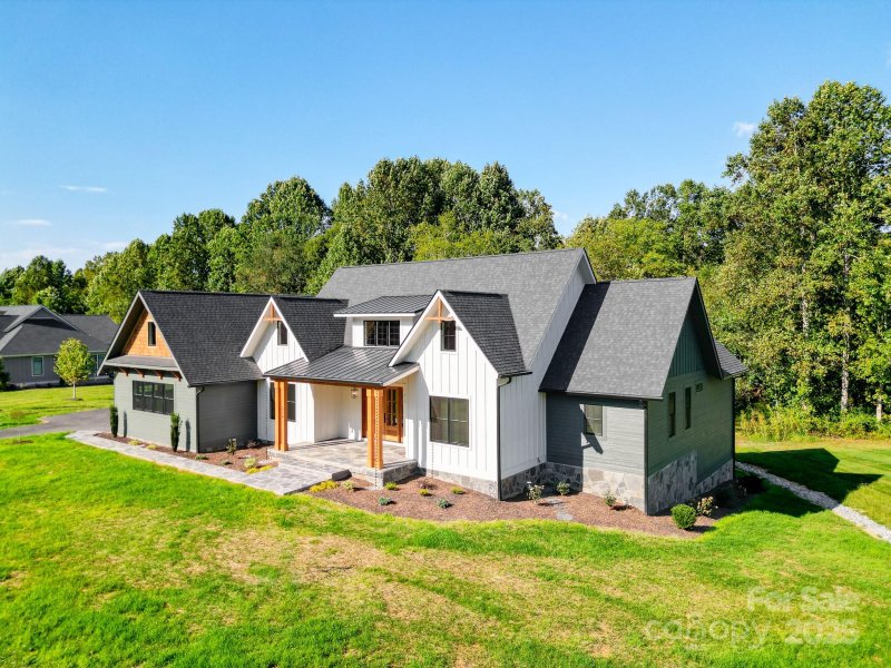 Property image 2 of 574 Skytop Farm Lane in Skytop Farm, Hendersonville, NC 28791