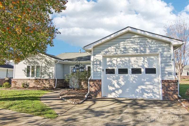 Property image 5 at 141 Derbyshire Drive, Hendersonville, NC 28792