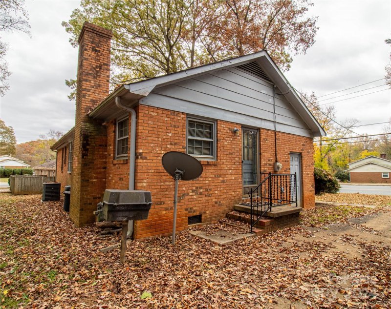 Property image 4 at 7423 Idlewild Road, Charlotte, NC 28212