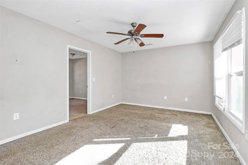 Property image 2 at 725 Lightspun Lane, Charlotte, NC 28216