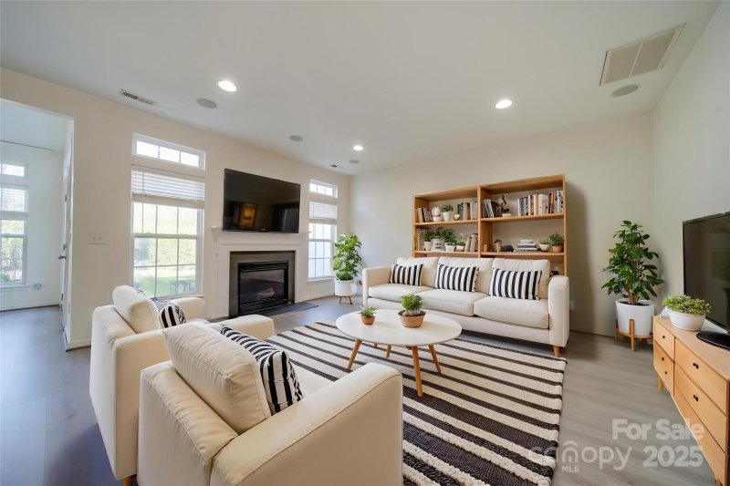 Stonebridge, Charlotte Community