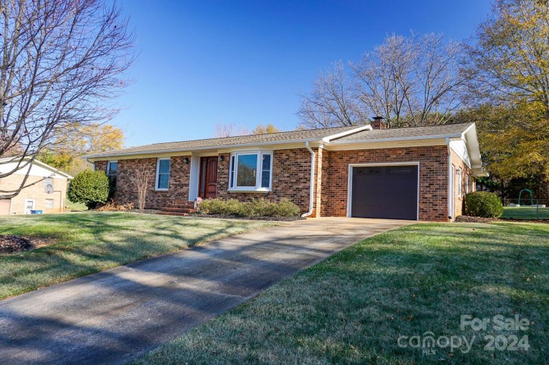 Property image 2 at 2514 Pinoak Drive, Hickory, NC 28602