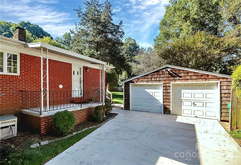 Property image 5 at 3319 Driftwood Drive, Charlotte, NC 28205