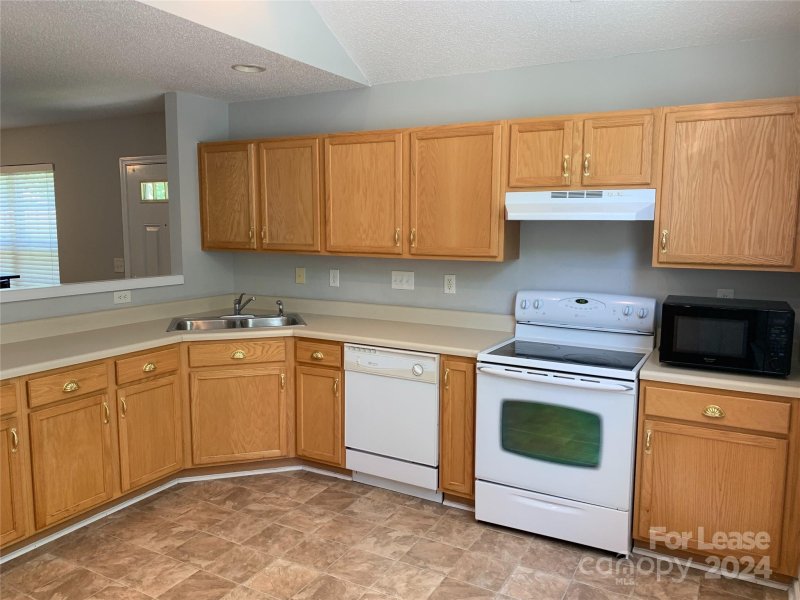 Property image 2 at 16741 Timber Crossing Road, Charlotte, NC 28213