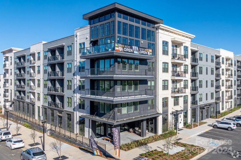 536 W Tremont Avenue