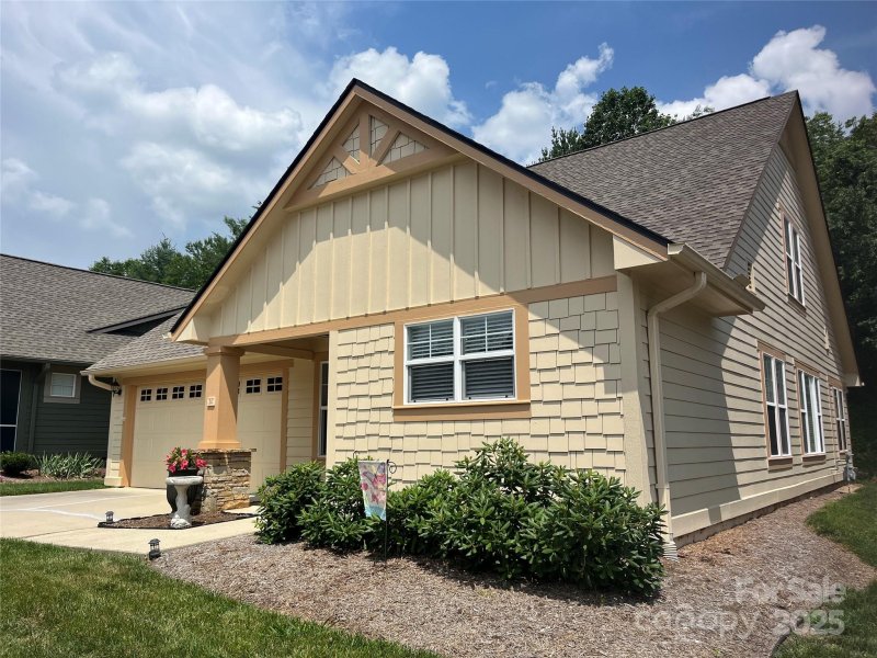 Property image 2 of 24 Gray Wolf Lane in Wolfpen, Hendersonville, NC 28792