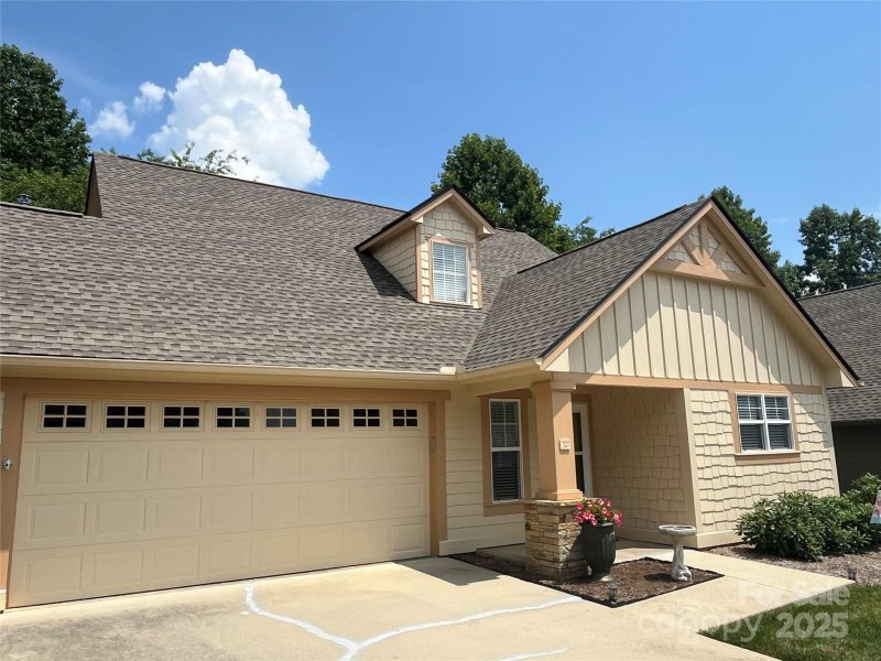 Property image 4 of 24 Gray Wolf Lane in Wolfpen, Hendersonville, NC 28792