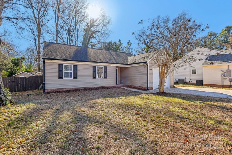 Property image 3 at 3436 Covington Oaks Drive, Charlotte, NC 28205