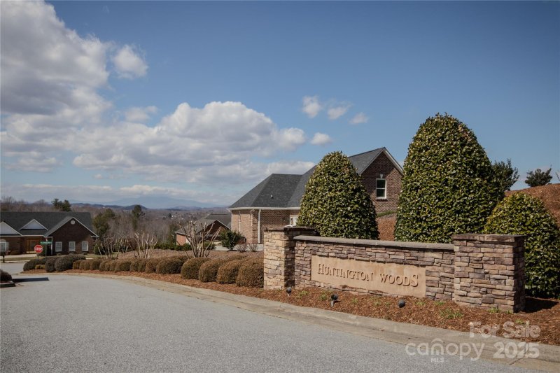 Property image 2 of 710 Chatsworth Circle in Huntington Woods North, Lenoir, NC 28645