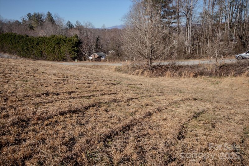 Property image 2 of 721 Chatsworth Circle in Huntington Woods North, Lenoir, NC 28645