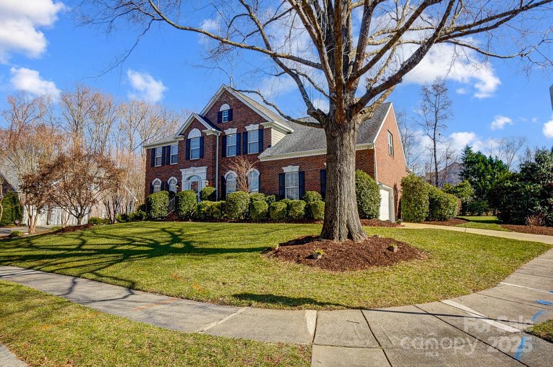 Property image 3 at 2202 Mt Isle Harbor Drive, Charlotte, NC 28214