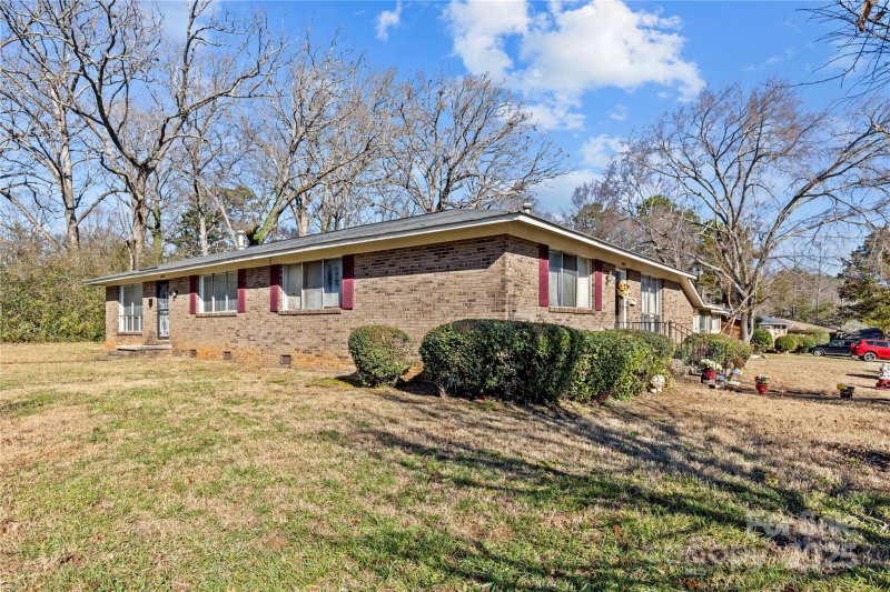 Property image 2 at 4901 Malibu Drive, Charlotte, NC 28215