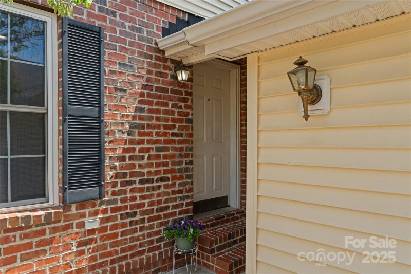 Property image 3 of 7019 Walnut Ridge Court in Oak Hill Village, Charlotte, NC 28217