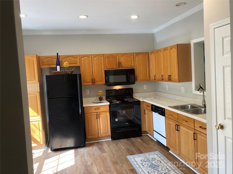 Property image 5 of 7019 Walnut Ridge Court in Oak Hill Village, Charlotte, NC 28217