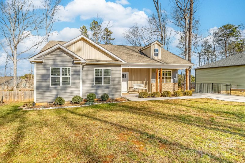 Property image 2 at 7617 Red Robin Trail, Denver, NC 28037