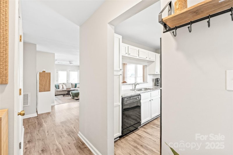 Property image 4 at 2715 Selwyn Avenue, Charlotte, NC 28209