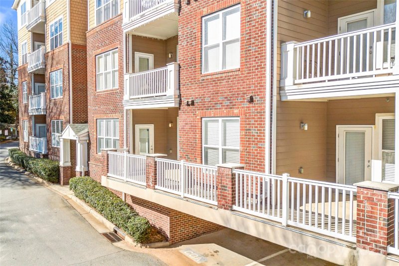 Property image 2 at 1000 E Woodlawn Road, Charlotte, NC 28209