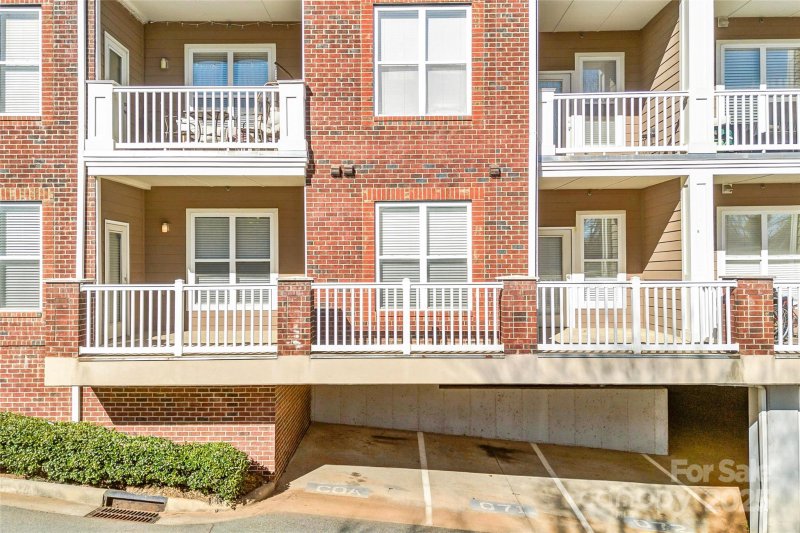 Property image 3 at 1000 E Woodlawn Road, Charlotte, NC 28209