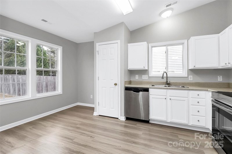 Property image 4 of 6603 Wandering Creek Drive in Oakdale Green, Charlotte, NC 28216