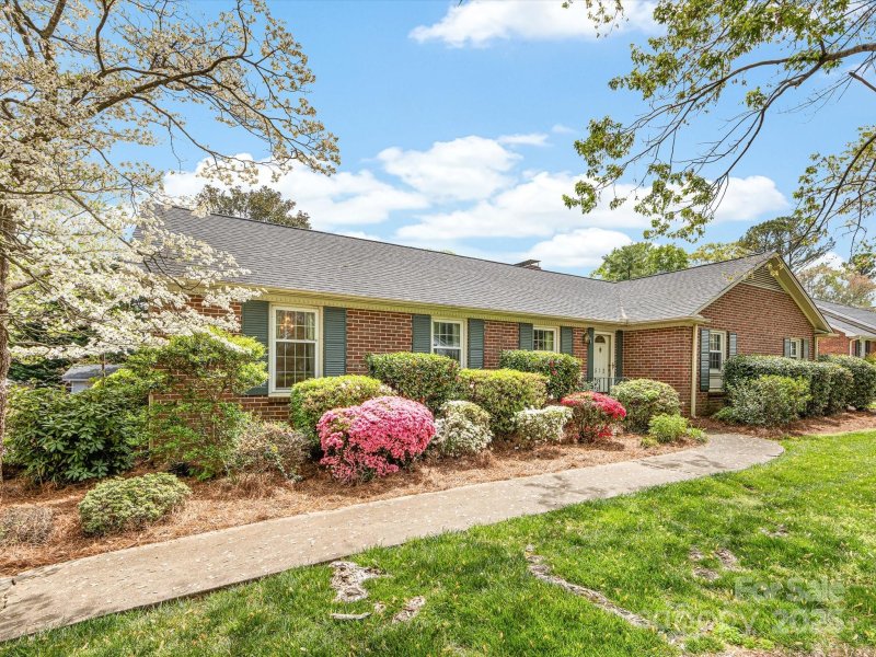 Property image 4 at 512 Holiday Road, Gastonia, NC 28054