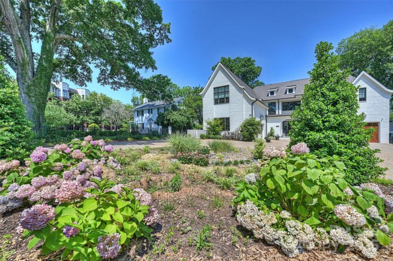 Property image 3 of 2714 Selwyn Avenue in Myers Park, Charlotte, NC 28209