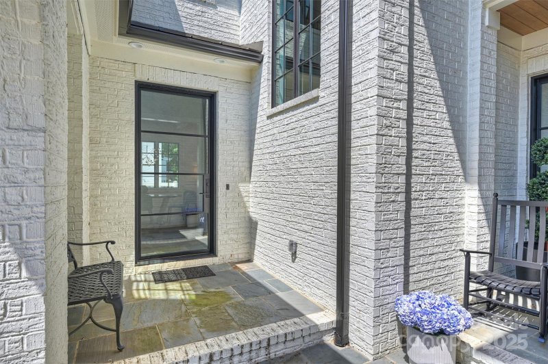 Property image 4 of 2714 Selwyn Avenue in Myers Park, Charlotte, NC 28209