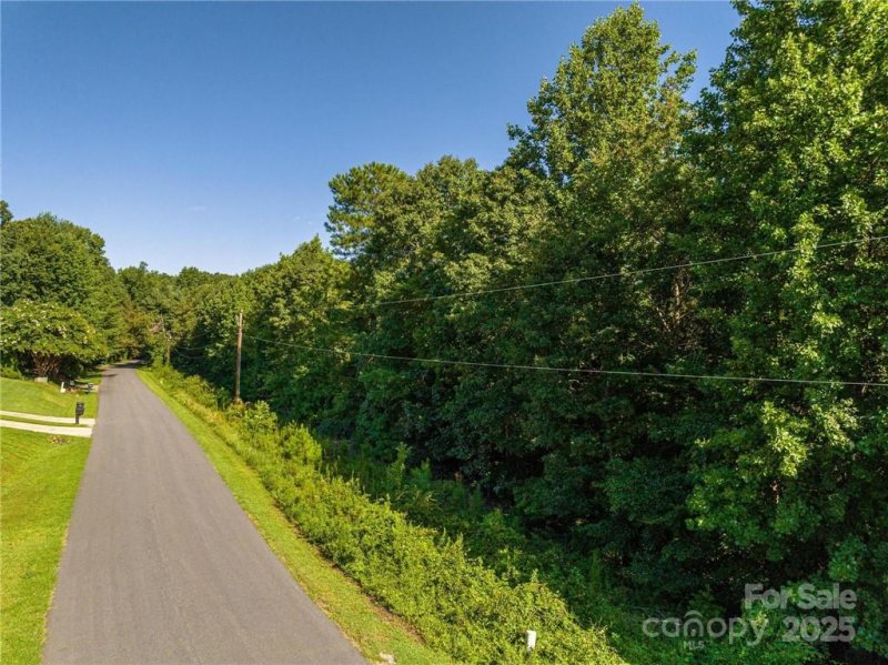 Property image 2 of 6210 Mountainside Drive in Northlake Estates, Hickory, NC 28601