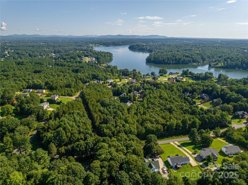 Property image 5 of 6210 Mountainside Drive in Northlake Estates, Hickory, NC 28601