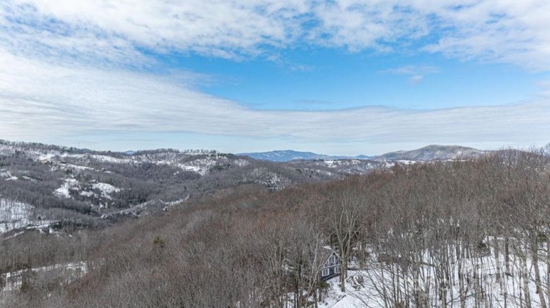 Property image 4 at 225 Oak Road, Beech Mountain, NC 28604