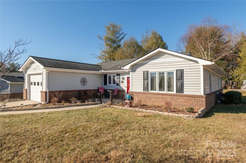 Property image 2 at 40 Doanbury Court, Hendersonville, NC 28792