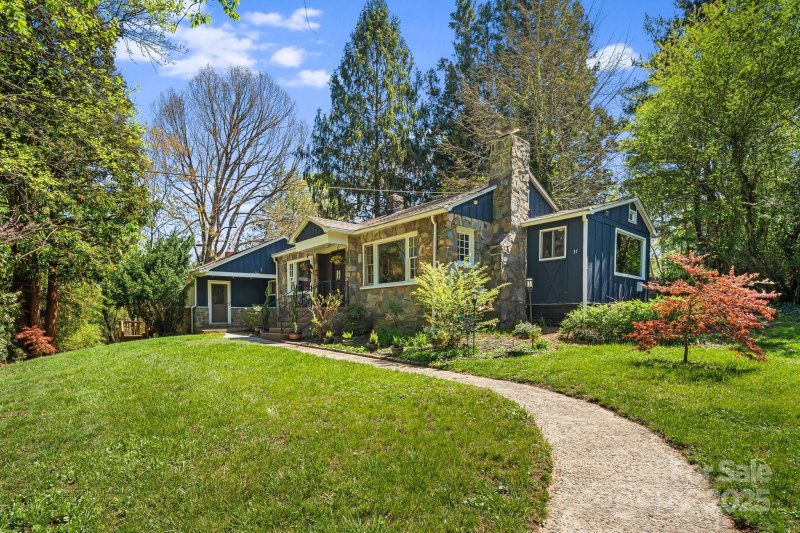 Property image 2 at 37 Plymouth Circle, Asheville, NC 28803