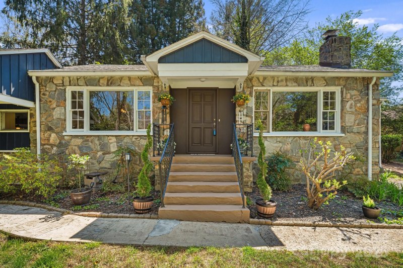 Property image 3 at 37 Plymouth Circle, Asheville, NC 28803