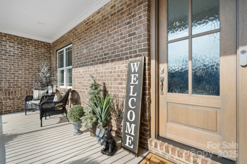 Property image 2 of 5324 Stonewood Drive in Woodridge, Hickory, NC 28602