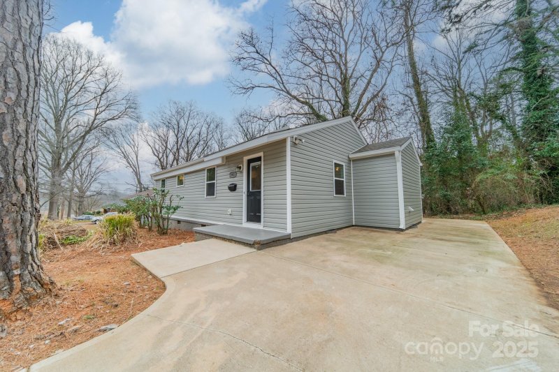 Property image 2 at 901 Yellowstone Drive, Charlotte, NC 28208