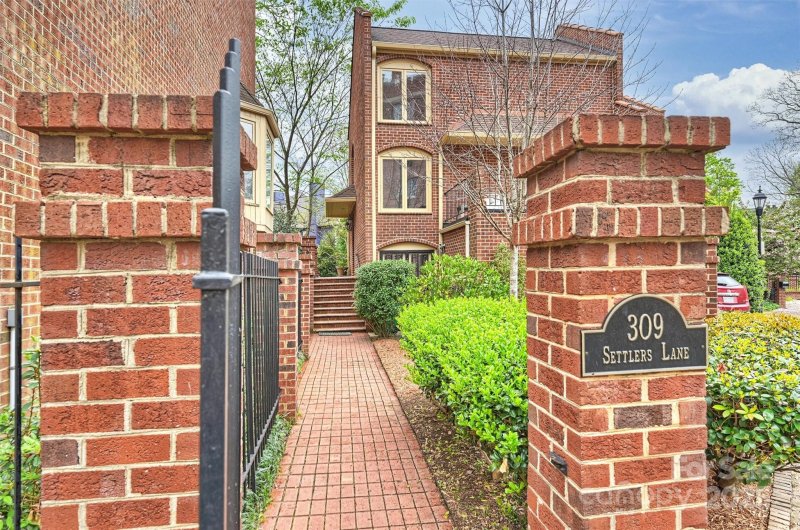 Property image 2 at 309 Settlers Lane, Charlotte, NC 28202