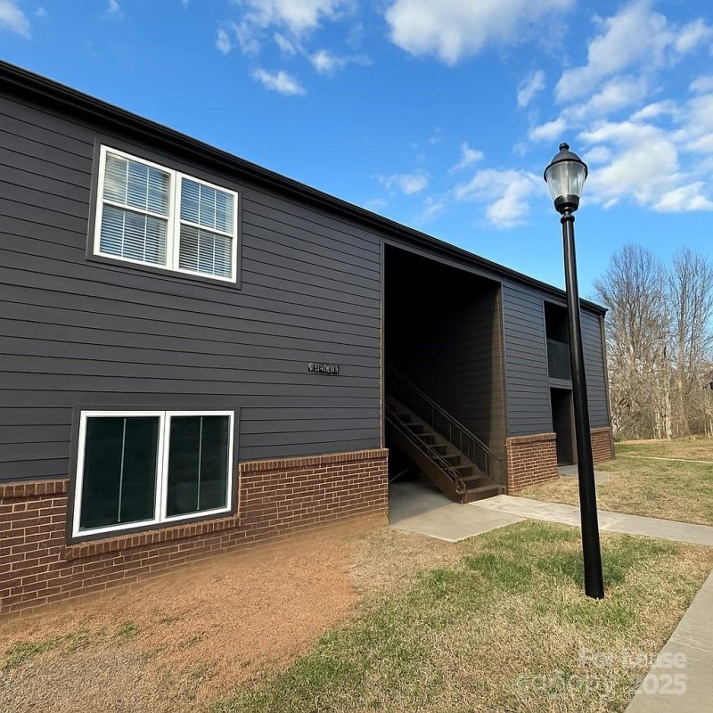 Fox Ridge, Charlotte Community