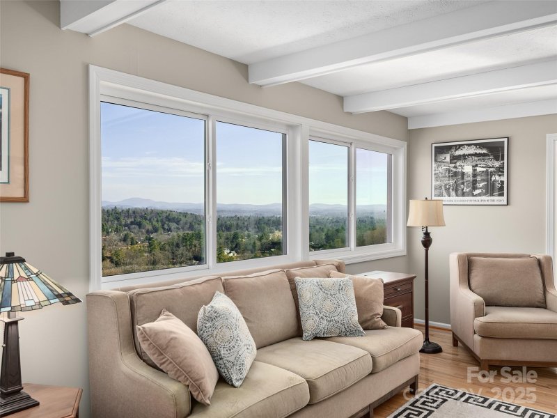 Property image 4 of 516 Davis Mountain Road in Country Ridge, Hendersonville, NC 28739