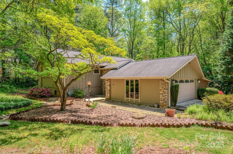 Property image 2 of 138 Woodhaven Drive in Woodhaven, Hendersonville, NC 28739