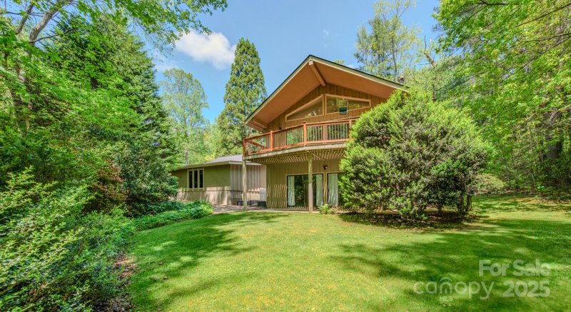 Property image 3 of 138 Woodhaven Drive in Woodhaven, Hendersonville, NC 28739