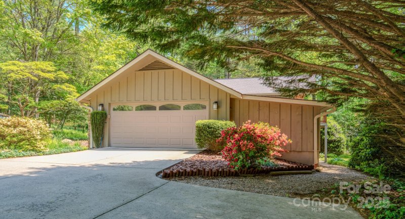 Property image 4 of 138 Woodhaven Drive in Woodhaven, Hendersonville, NC 28739