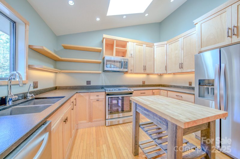 Property image 5 of 138 Woodhaven Drive in Woodhaven, Hendersonville, NC 28739