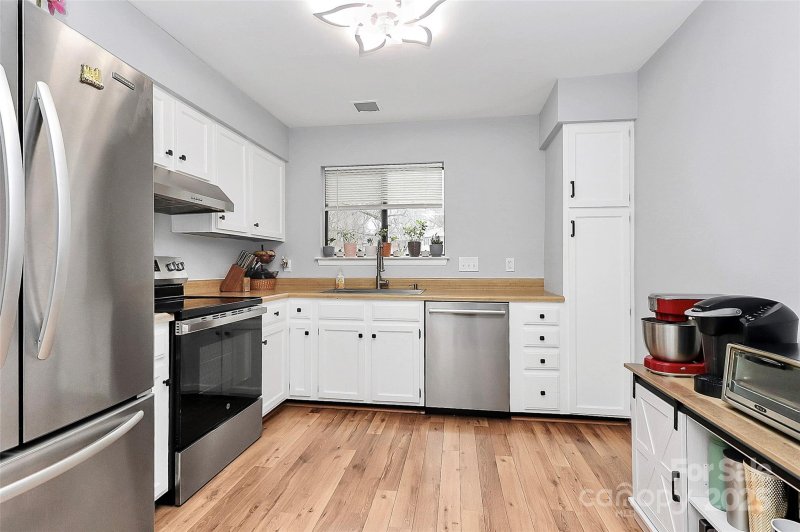 Property image 4 at 2900 Heathstead Place, Charlotte, NC 28210