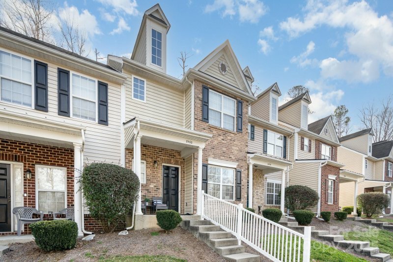 Property image 2 at 8460 Summerglen Circle, Charlotte, NC 28227