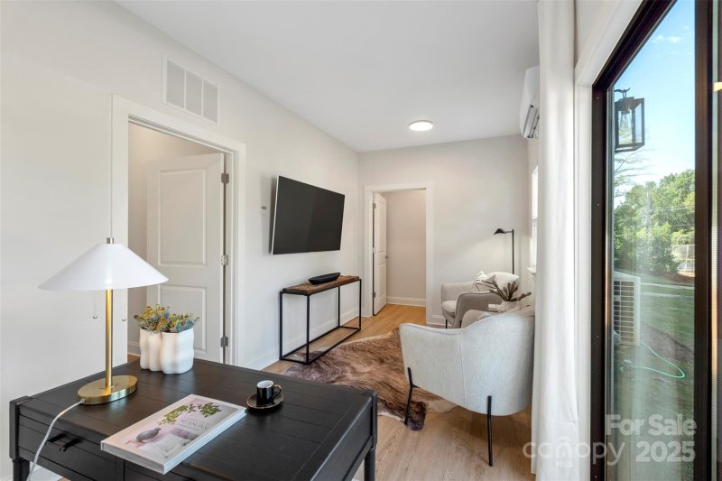 Property image 4 of 1104 Wonder Way in Glen Forest, Charlotte, NC 28208