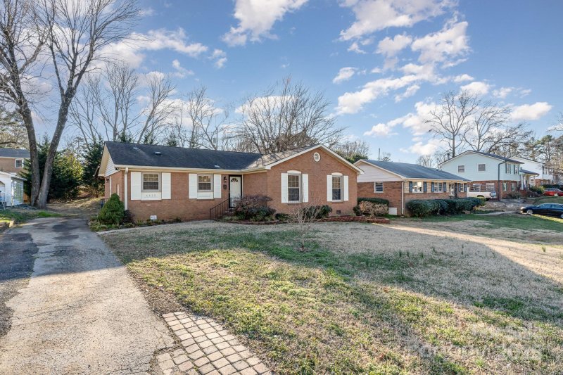 Property image 2 at 4415 Mapleleaf Lane, Charlotte, NC 28208