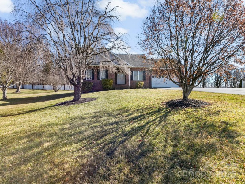 Property image 3 at 72 Classic Oaks Circle, Hendersonville, NC 28792