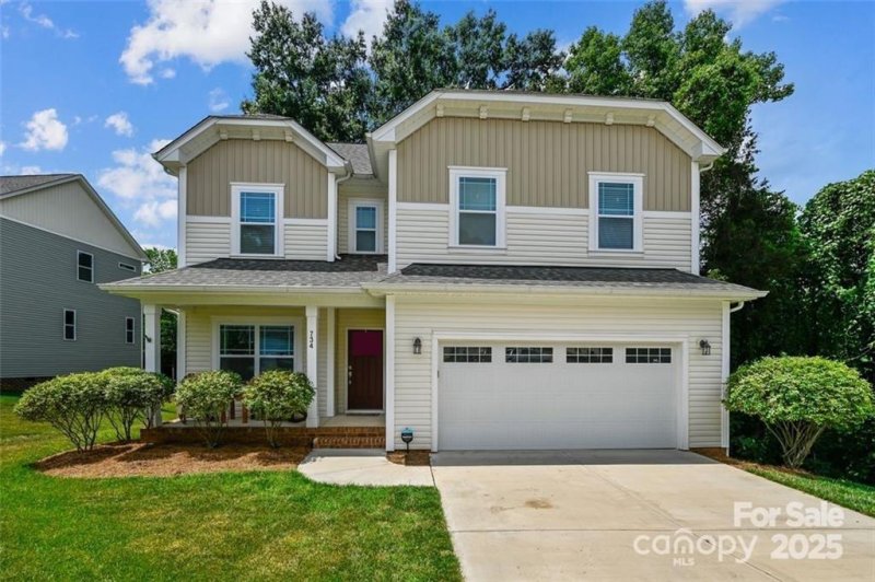 734 Rocky Grove Glen