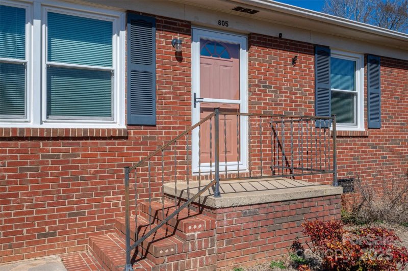 Property image 2 at 605 Castlewood Drive, Gastonia, NC 28056