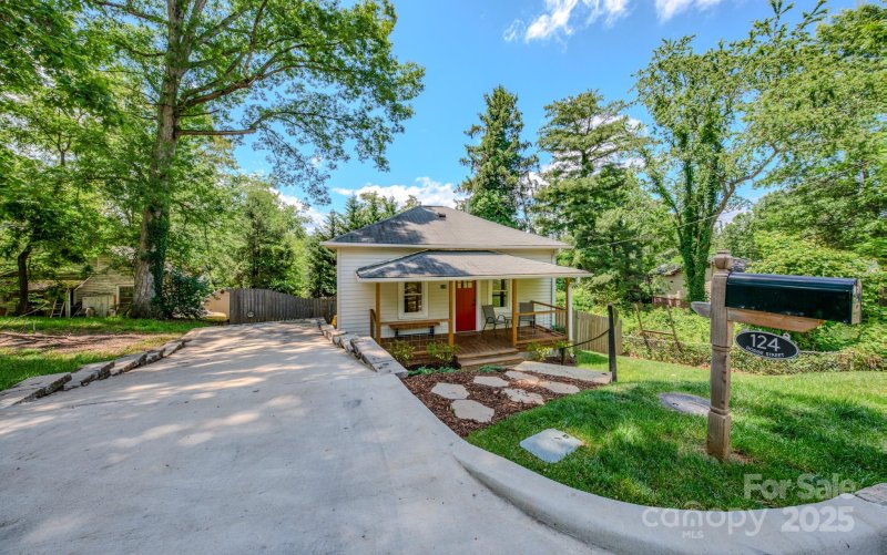 Property image 4 of 124 Dodge Street in Biltmore Village, Asheville, NC 28803