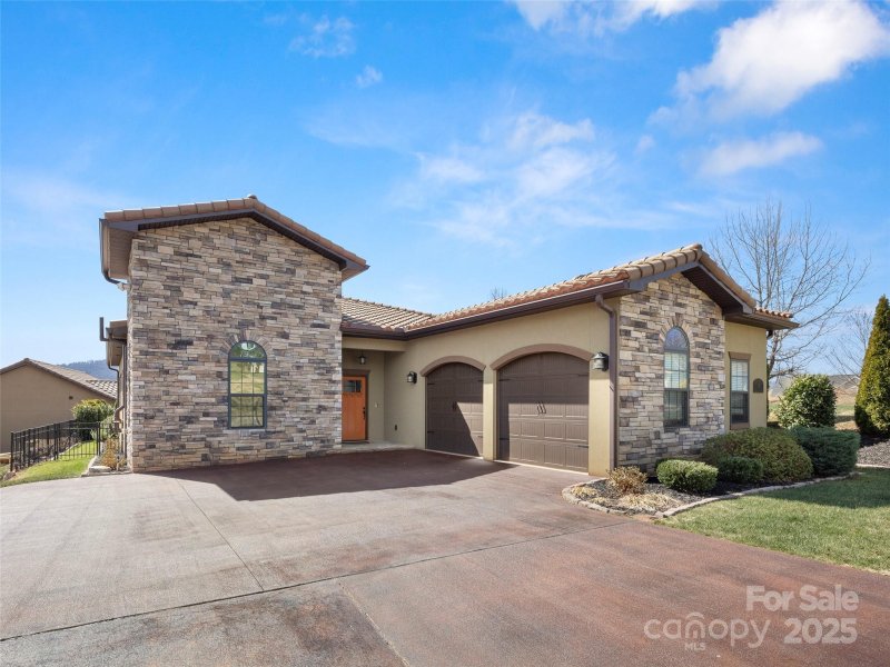 Property image 2 at 3 Ocaso Drive, Asheville, NC 28806